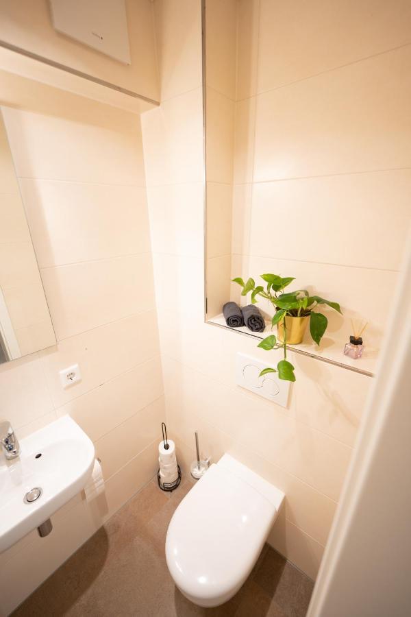 -Zentrale Wohnung-Balkon-Desingerkueche- Bielefeld Bagian luar foto